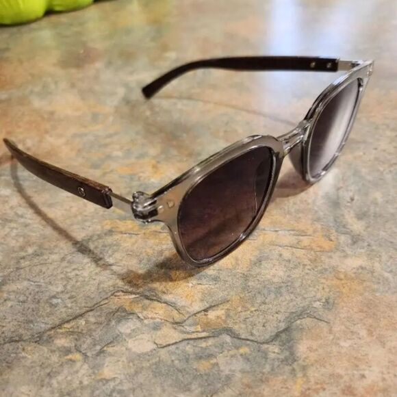 Retro unisex Sun Glasses With Wood detail - Picture 2 of 3